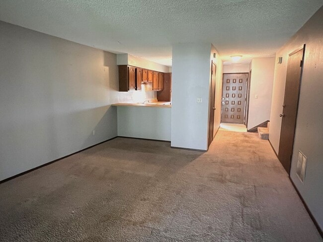 Building Photo - 2 Bed/1.5 Bath Townhome in Iowa City!