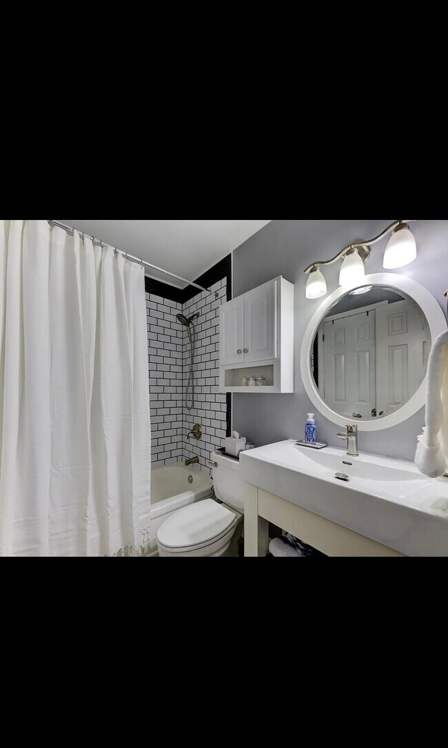 Building Photo - 172 Chinon Dr