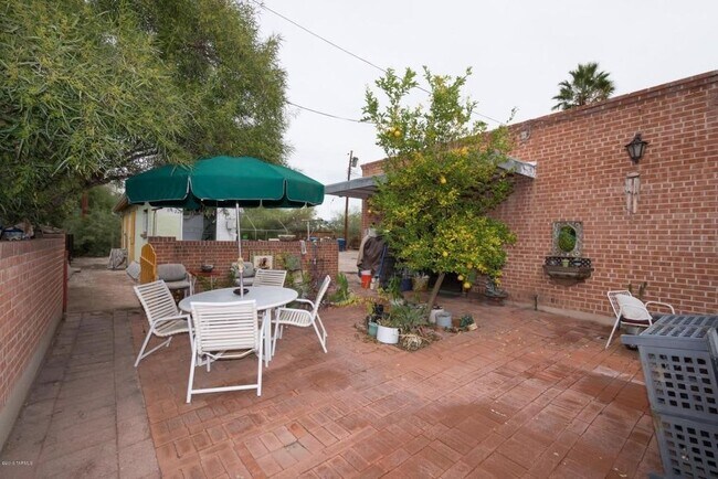 Building Photo - 2915 E 10th St