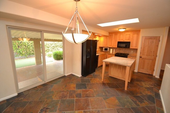 Foto del edificio - 1349 E Mariposa Ave