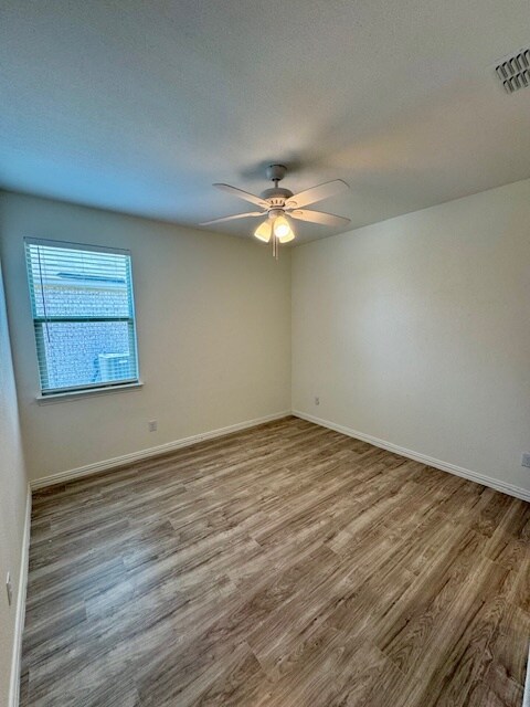 Foto del edificio - 5036 Waterway Dr