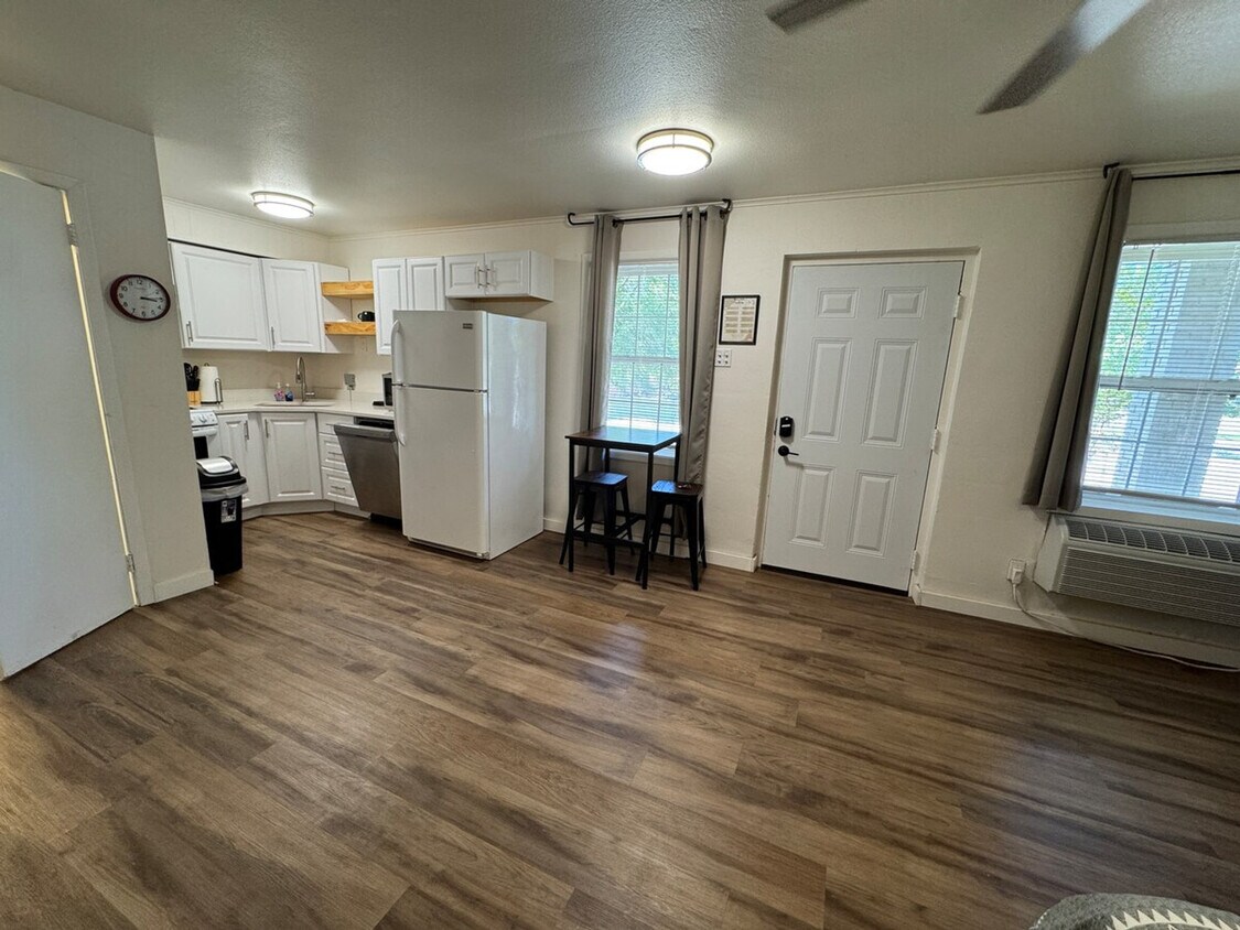 Foto principal - 802 S Elm St