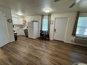 Building Photo - 802 S Elm St