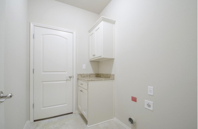 Foto del edificio - Unique 4 bed/2 bath/3 car garage Broken Arrow Home!