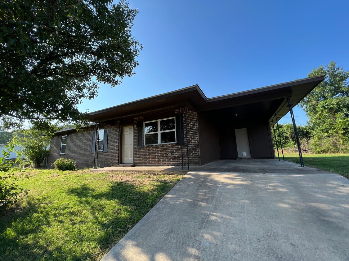 Primary Photo - 3 Bed 1.5 Bath House, 1 Car Carport