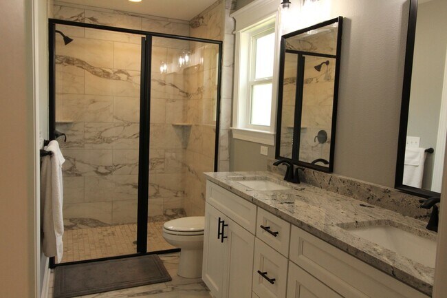 Building Photo - Spacious 4-Bedroom Home with Modern Upgrad...