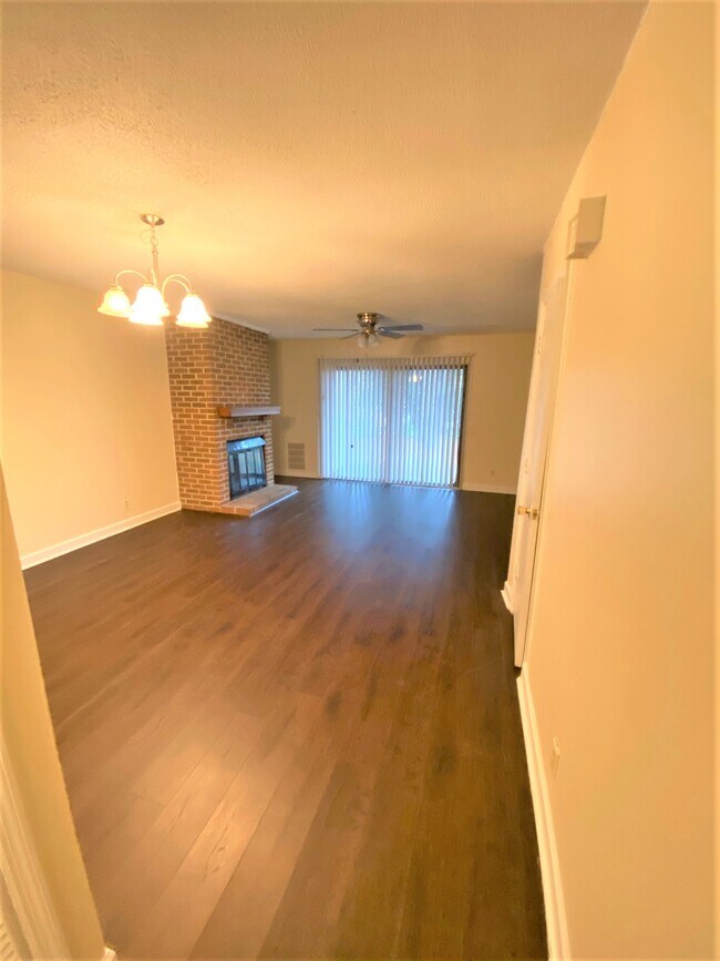 Foto del edificio - 240 Jamil Rd