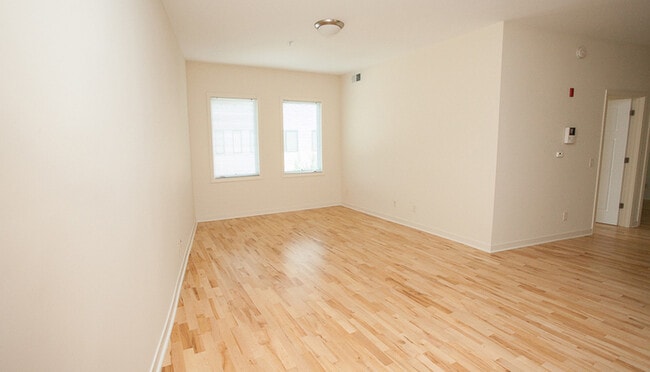 Foto del edificio - 242 E Water St