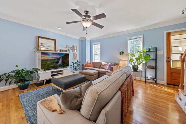 Foto del edificio - PENDING APPLICATION 03/28/26: Available now! Perfect 3br/2.5ba Home Only 1/2 Mile From Durham's B...