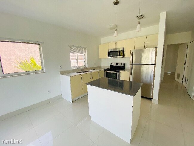 Foto del edificio - 6889 Bay Dr