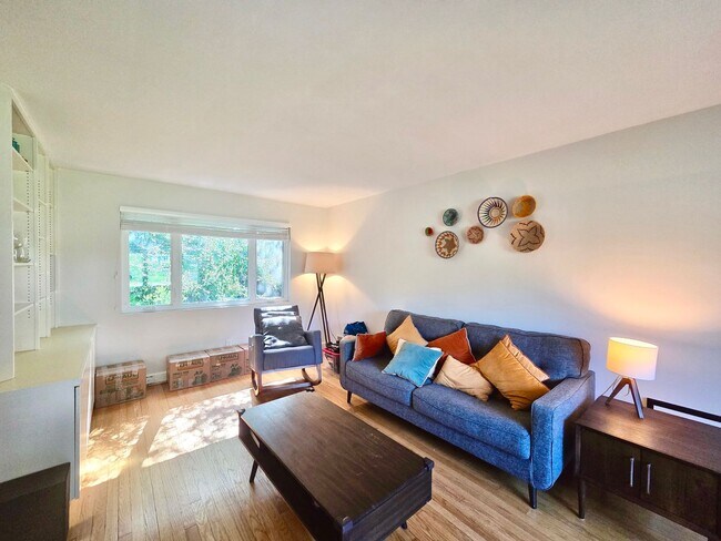 Building Photo - Lovely 4 BR/2 BA Single-Family Home in Sil...