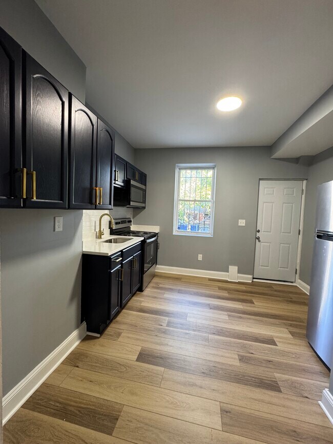 Foto del edificio - 1631 N Patterson Park Ave