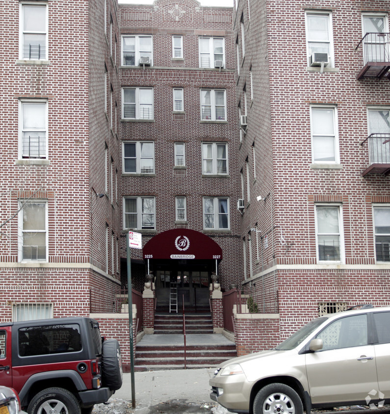 Building Photo - 3225 Bainbridge Ave