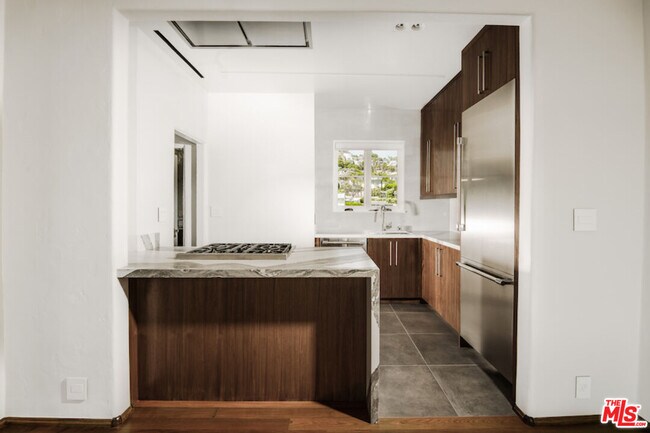 Foto del edificio - 1302 N Sweetzer Ave