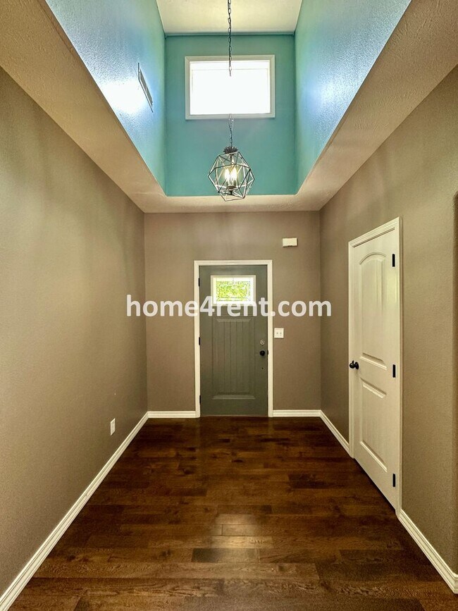 Building Photo - Beautiful Ranch Style Home, Vaulted Ceilin...
