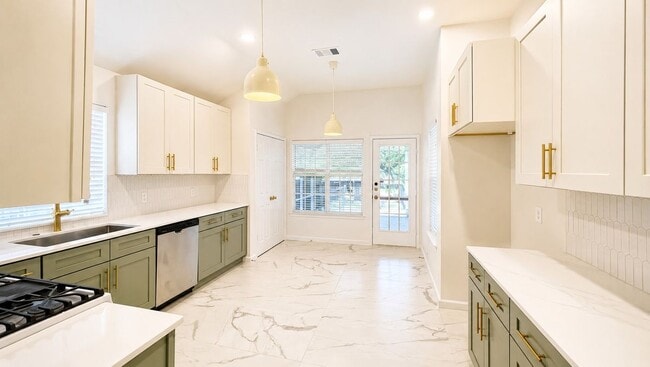 Building Photo - 306 N Mt Rushmore Dr