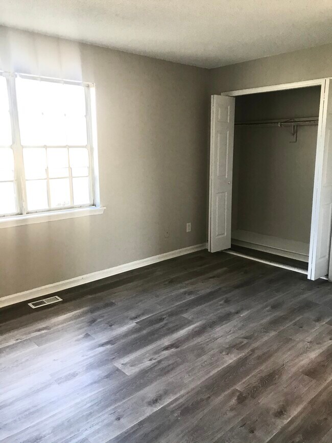 Building Photo - 4732 Greenlaw Dr