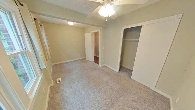Building Photo - "3-Bed Home with Hardwood Floors and 2.5 B...