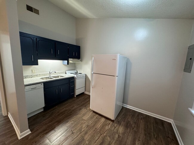 Building Photo - 1BR/1BA FOR RENT