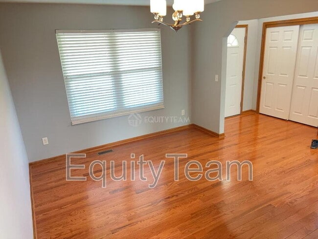 Building Photo - 5781 Meadow View Dr