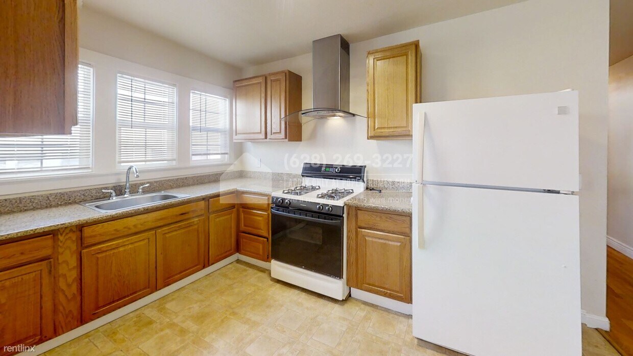 Building Photo - 2 br, 1 bath House - 437 E 9th St -