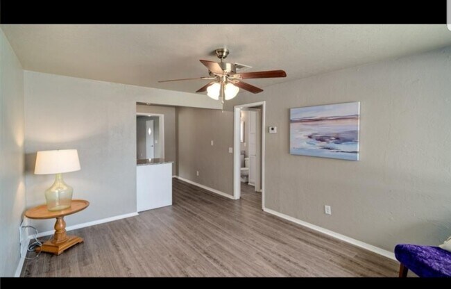 Foto del edificio - Completely Remodeled 3 bedroom with 2 huge...