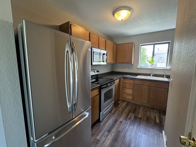 Building Photo - 3285 Canyon Dr