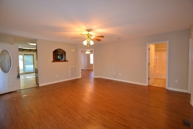 Building Photo - Great 3 Bedroom 2 Bath rental in a wonderf...