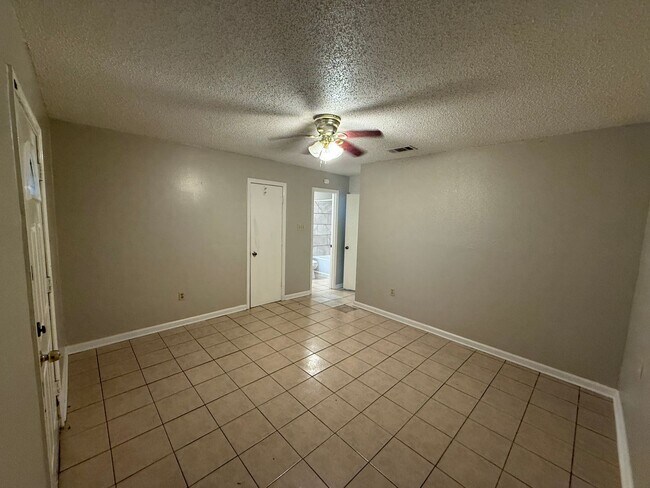 Building Photo - 1950-52 Helm Dr