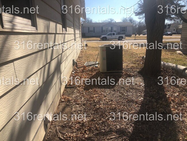 Foto del edificio - $1095 - 4 bed 2 bath - Single Family Home