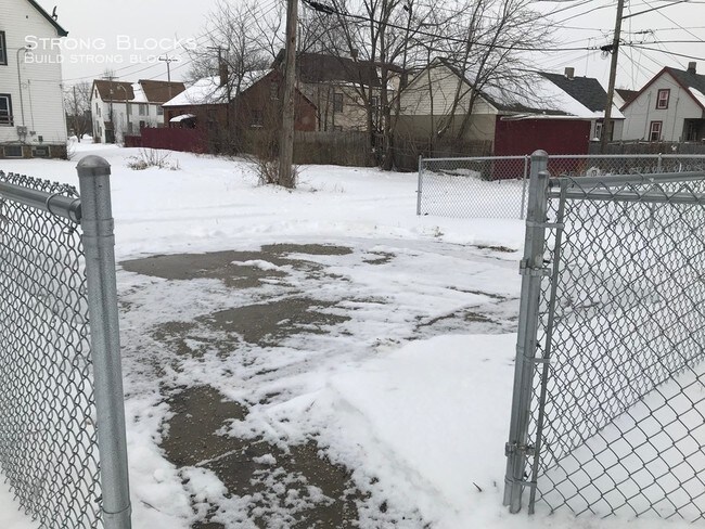 Building Photo - Renovated Lower 2BR/1BA Duplex Rental