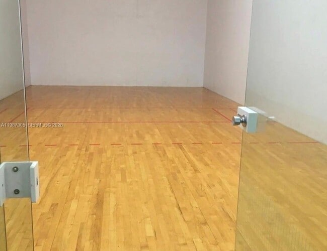 Foto del edificio - 8000 N Nob Hill Rd