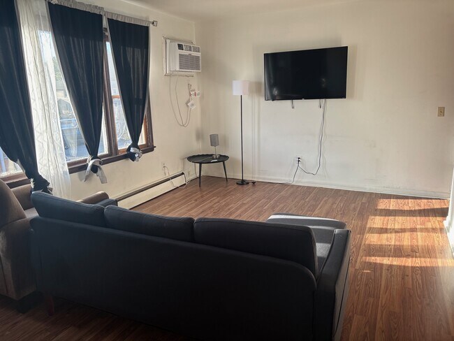 Building Photo - 1902 W Broadway