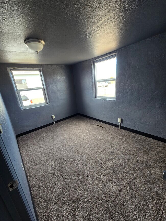 Building Photo - 1320 E Ash St