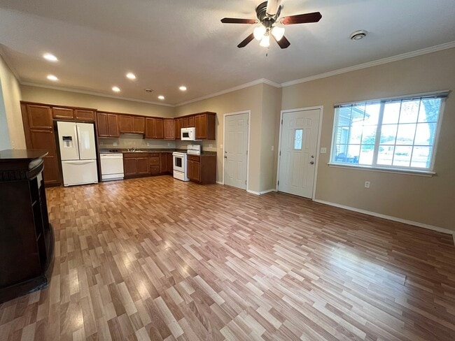 Building Photo - 2 Bedroom Townhome In Lennox, SD!!