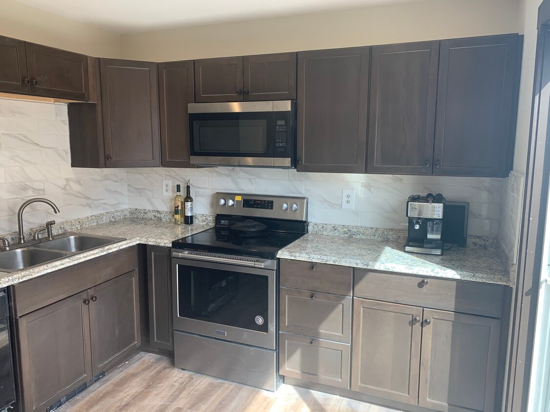 Kitchen -1 - 1125 Custer Ave