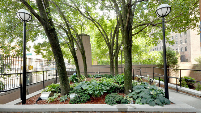 foto de Plaza West, jardín de día afuera de la entrada del edificio - Plaza West