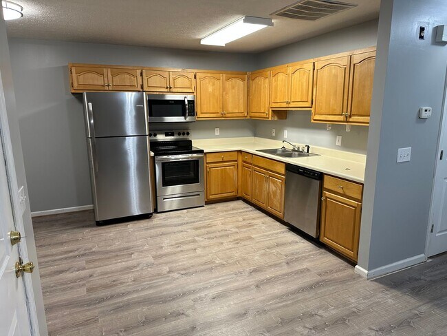 Building Photo - Modern 2 Bed/2 Bath Duplex Close to Everything – Available August