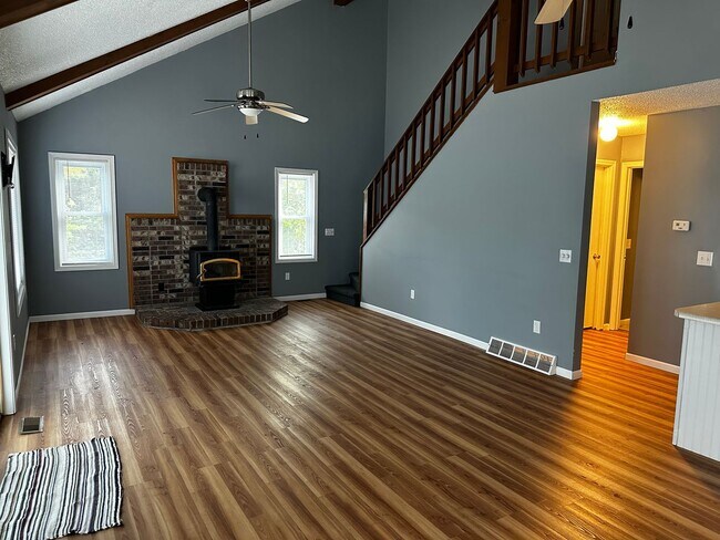 Foto del edificio - 3 Bed 2 Bath Home w/wo Garage 1 pet under 30 lbs. with pet fee