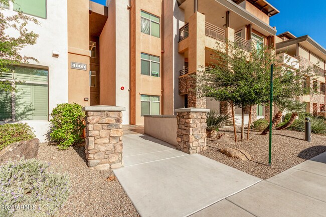 Foto del edificio - 4909 N Woodmere Fairway