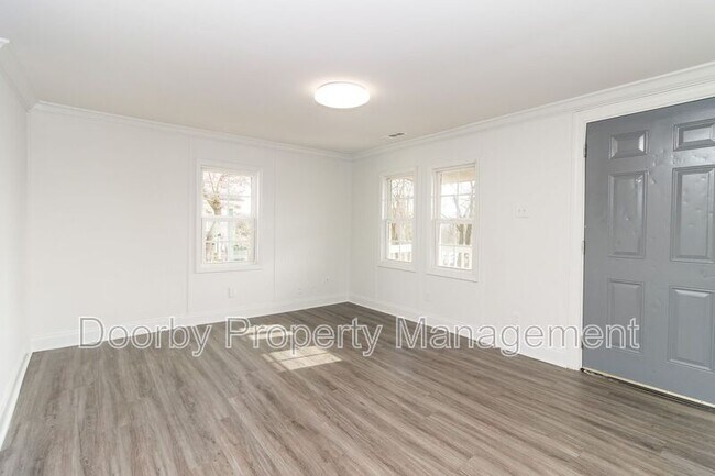 Building Photo - 921 East Ave