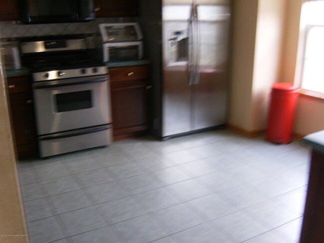 Foto del edificio - 350 Bernard Dr