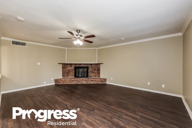 Building Photo - 404 Woodcrest Way