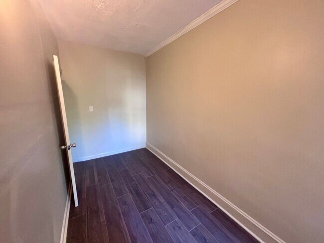 Foto del edificio - 4 bedroom home on Division st