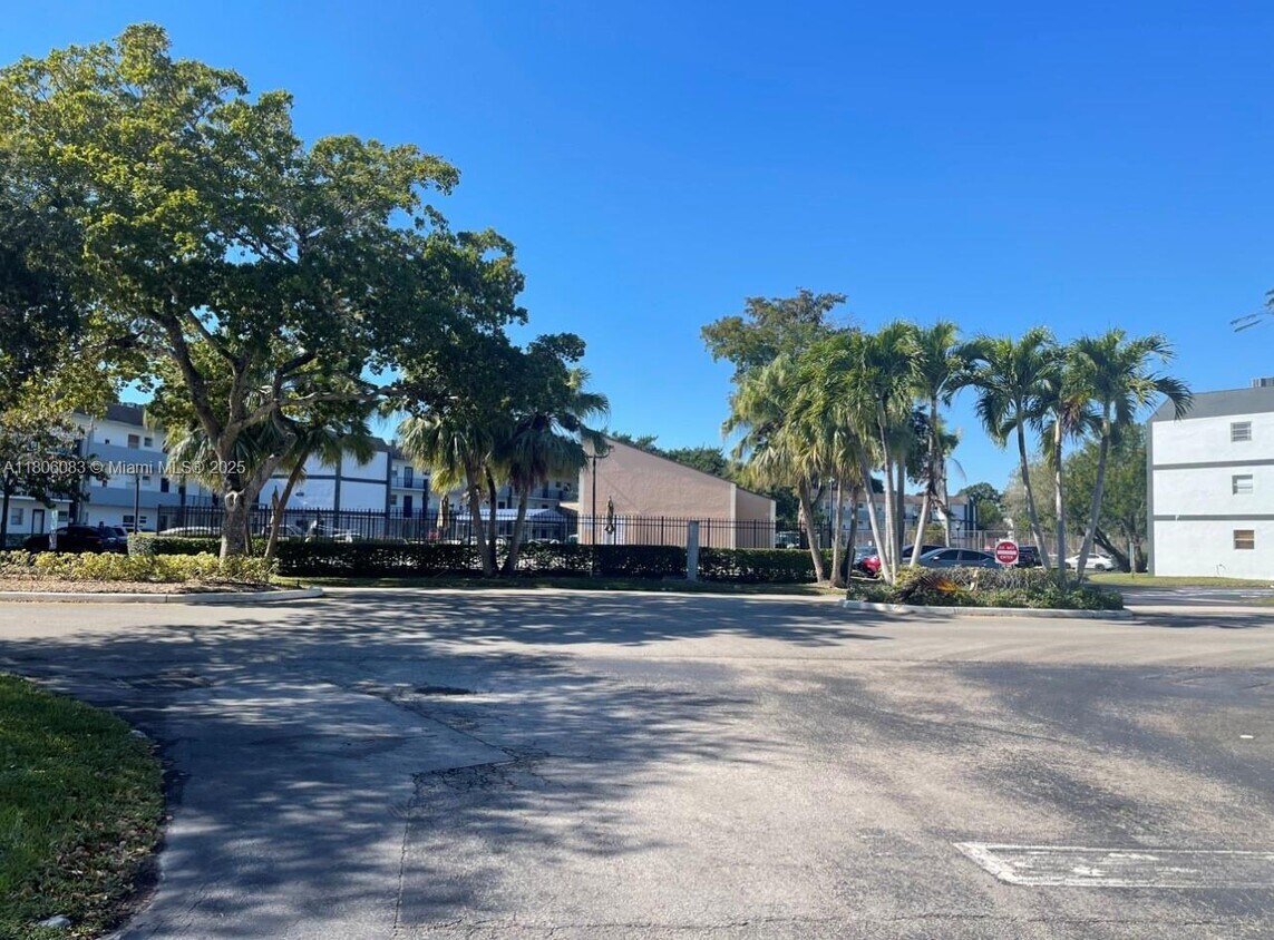 Foto principal - 8301 Sands Point Blvd