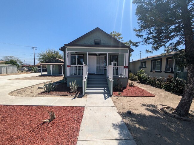 Foto del edificio - Bright & Clean 2 Bed | 1 Bath Home With a separate Den– 906 Sq. Ft. with Private Parking! Now Ava...