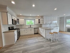 Building Photo - 355 Hicksville Rd