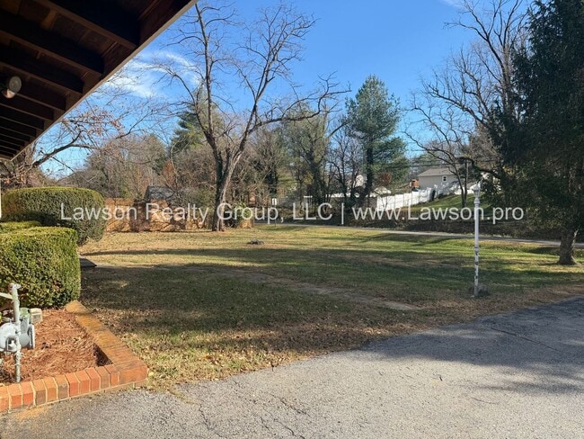 Building Photo - Beautiful Mid Century Modern Grandin Road Home