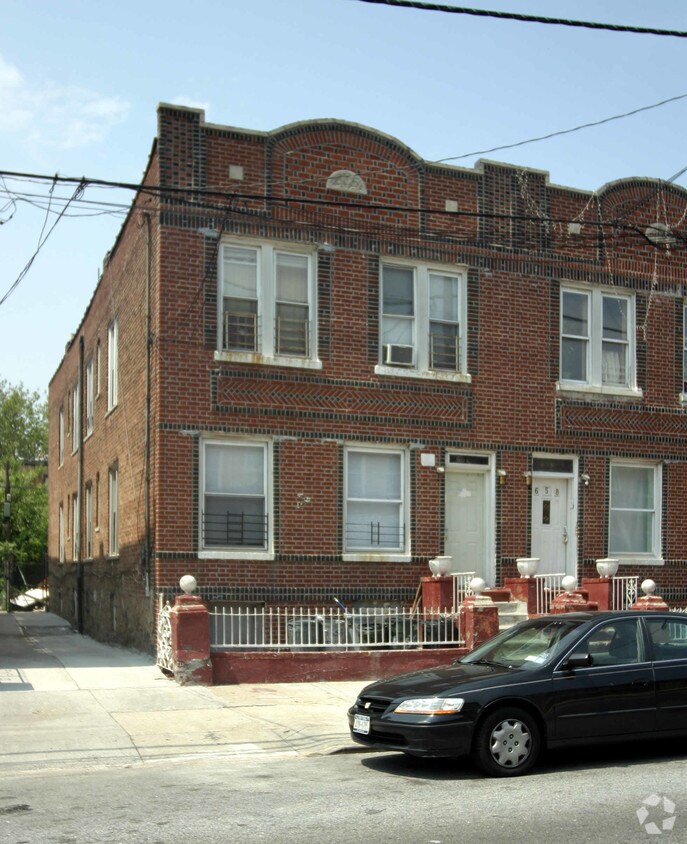 Primary Photo - 662 Sheffield Ave