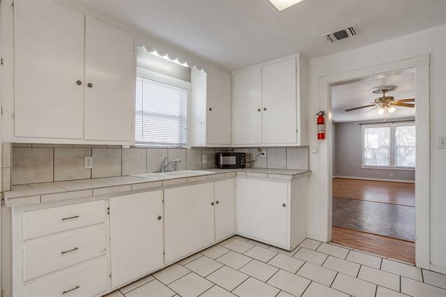 Building Photo - 3200 Sandage Ave